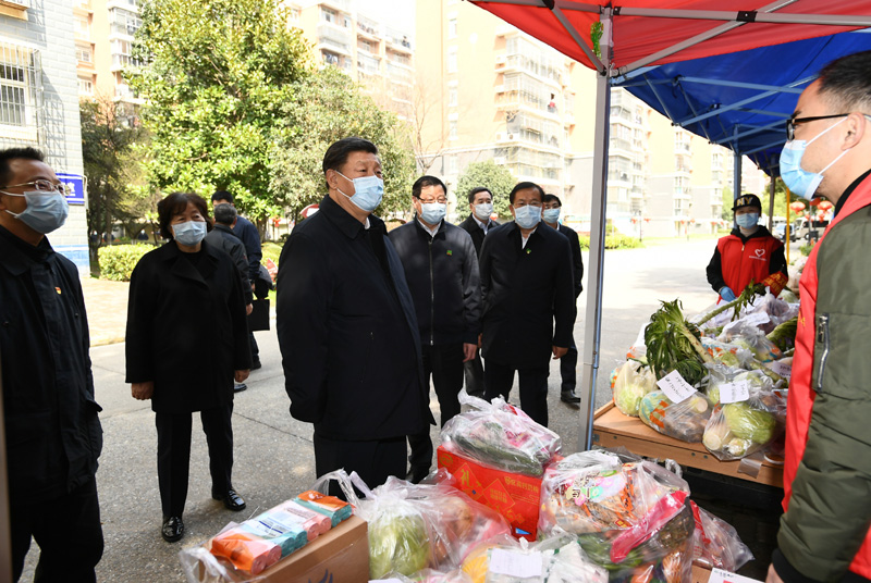 3月10日，中共中央总书记、国家主席、中央军委主席习近平专门赴湖北省武汉市考察新冠肺炎疫情防控工作。这是习近平在东湖新城社区生活物资集中配送点，详细询问社区群众生活物资采购和供应情况。新华社记者 谢环驰 摄